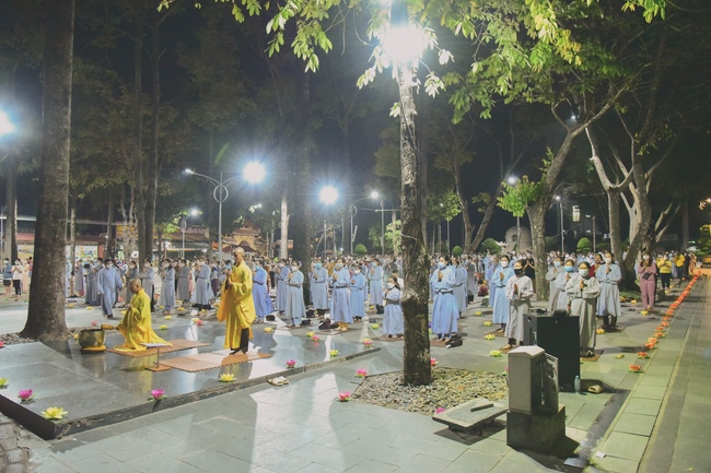 Prostrating five hundred the names Bodhisattva Avalokitesvara at the end of the year