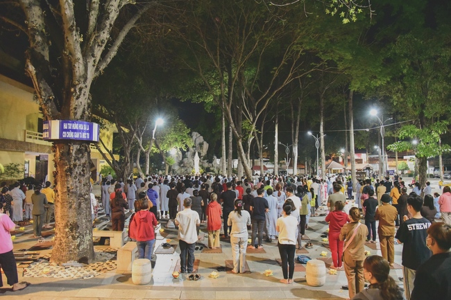 Prostrating five hundred the names Bodhisattva Avalokitesvara at the end of the year