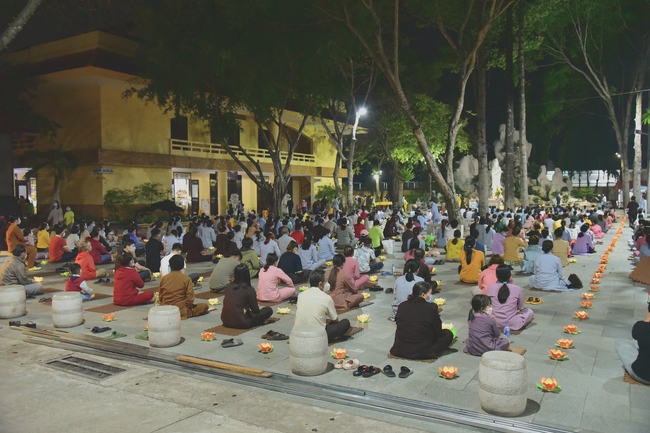 Prostrating five hundred the names Bodhisattva Avalokitesvara at the end of the year