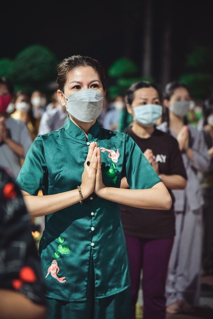 Prostrating five hundred the names Bodhisattva Avalokitesvara at the end of the year