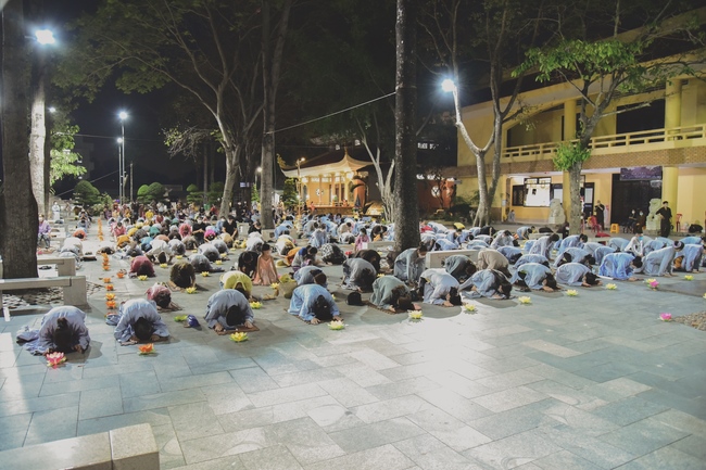 Prostrating five hundred the names Bodhisattva Avalokitesvara at the end of the year