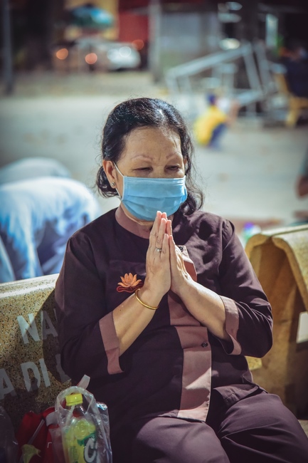 Prostrating five hundred the names Bodhisattva Avalokitesvara at the end of the year