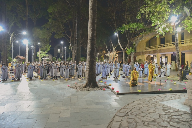 Prostrating five hundred the names Bodhisattva Avalokitesvara at the end of the year