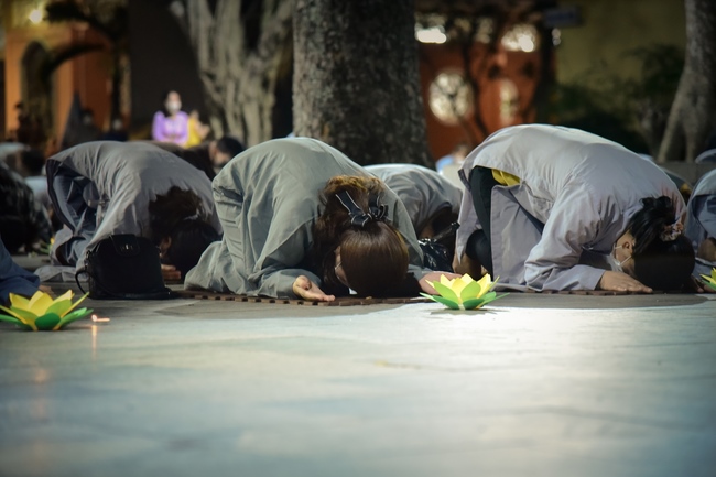 Prostrating five hundred the names Bodhisattva Avalokitesvara at the end of the year