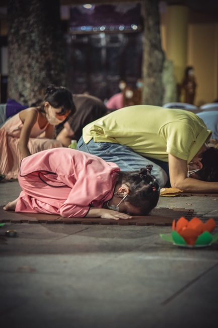 Prostrating five hundred the names Bodhisattva Avalokitesvara at the end of the year