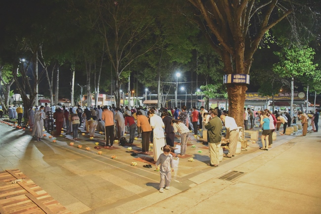 Prostrating five hundred the names Bodhisattva Avalokitesvara at the end of the year