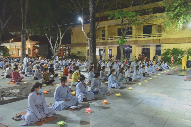 Prostrating five hundred the names Bodhisattva Avalokitesvara at the end of the year