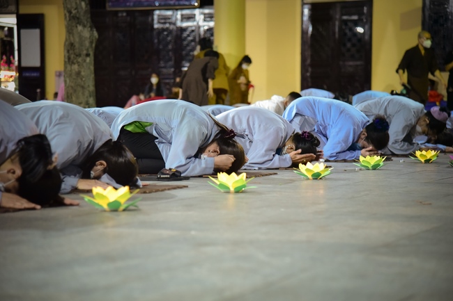 Prostrating five hundred the names Bodhisattva Avalokitesvara at the end of the year