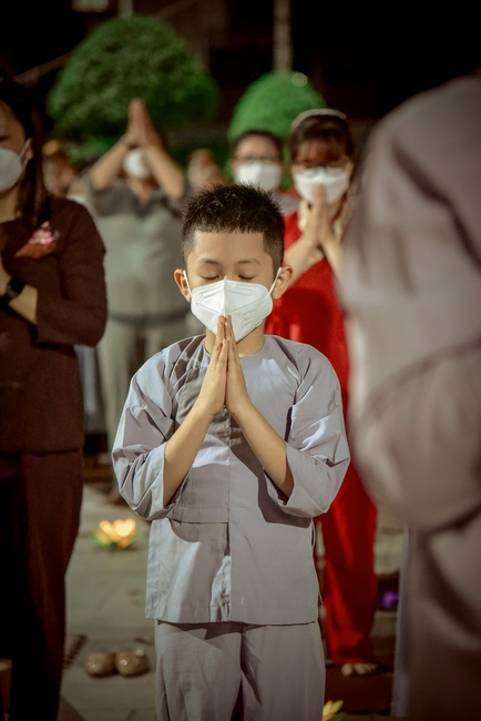 Prostrating five hundred the names Bodhisattva Avalokitesvara at the end of the year