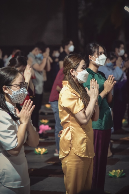 Prostrating five hundred the names Bodhisattva Avalokitesvara at the end of the year