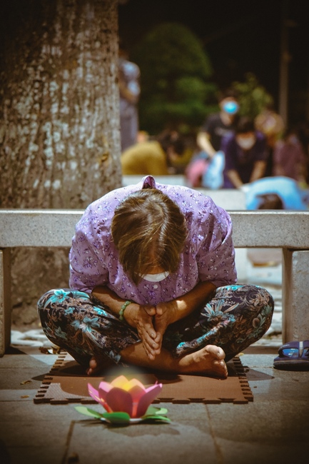 Prostrating five hundred the names Bodhisattva Avalokitesvara at the end of the year