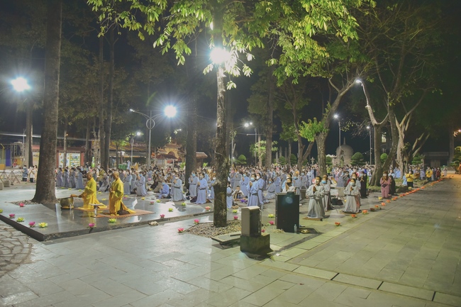 Prostrating five hundred the names Bodhisattva Avalokitesvara at the end of the year