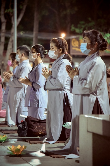 Prostrating five hundred the names Bodhisattva Avalokitesvara at the end of the year