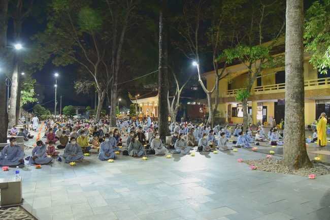 Prostrating five hundred the names Bodhisattva Avalokitesvara at the end of the year