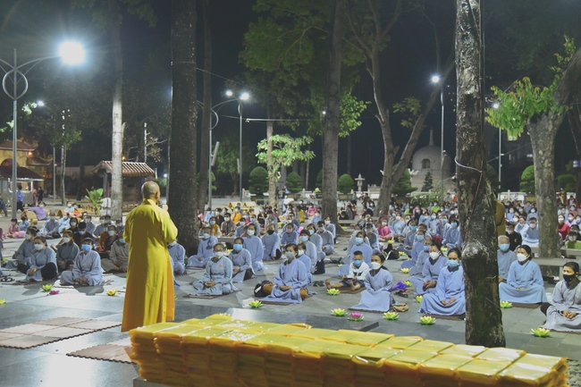 Prostrating five hundred the names Bodhisattva Avalokitesvara at the end of the year