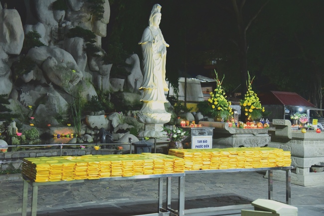 Prostrating five hundred the names Bodhisattva Avalokitesvara at the end of the year