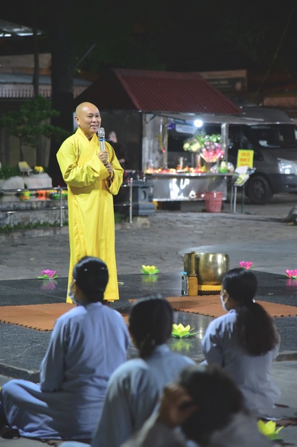 Prostrating five hundred the names Bodhisattva Avalokitesvara at the end of the year