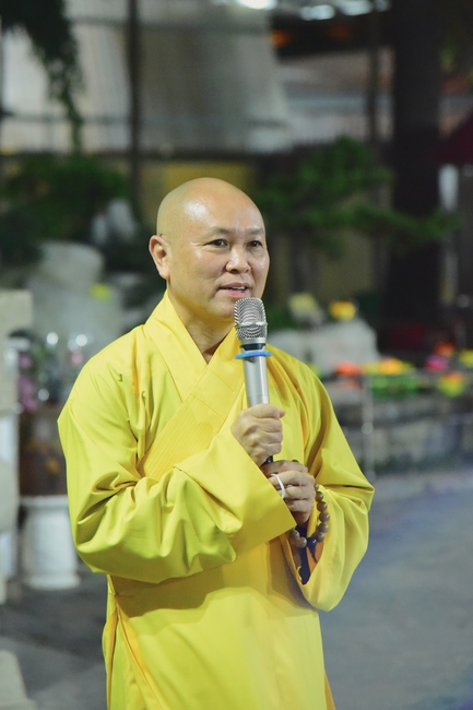 Prostrating five hundred the names Bodhisattva Avalokitesvara at the end of the year