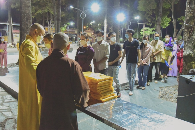 Prostrating five hundred the names Bodhisattva Avalokitesvara at the end of the year