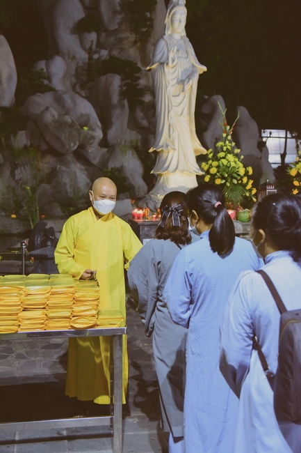 Prostrating five hundred the names Bodhisattva Avalokitesvara at the end of the year