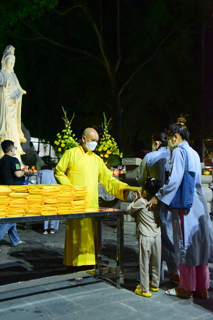 Prostrating five hundred the names Bodhisattva Avalokitesvara at the end of the year