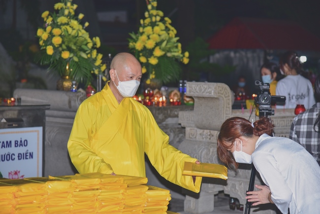 Prostrating five hundred the names Bodhisattva Avalokitesvara at the end of the year