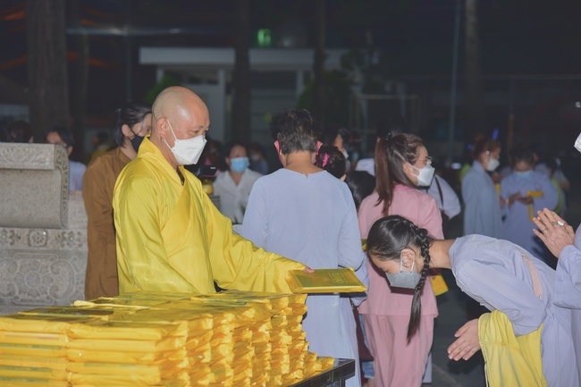 Prostrating five hundred the names Bodhisattva Avalokitesvara at the end of the year