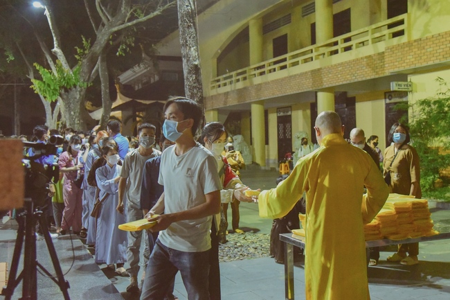 Prostrating five hundred the names Bodhisattva Avalokitesvara at the end of the year