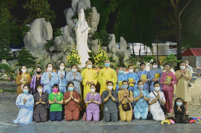 Prostrating five hundred the names Bodhisattva Avalokitesvara at the end of the year