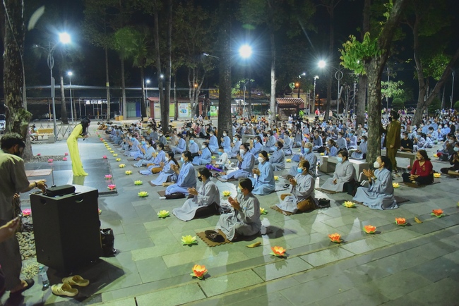 Prostrating five hundred the names Bodhisattva Avalokitesvara at the end of the year