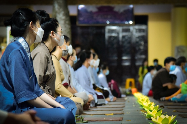 Prostrating five hundred the names Bodhisattva Avalokitesvara at the end of the year