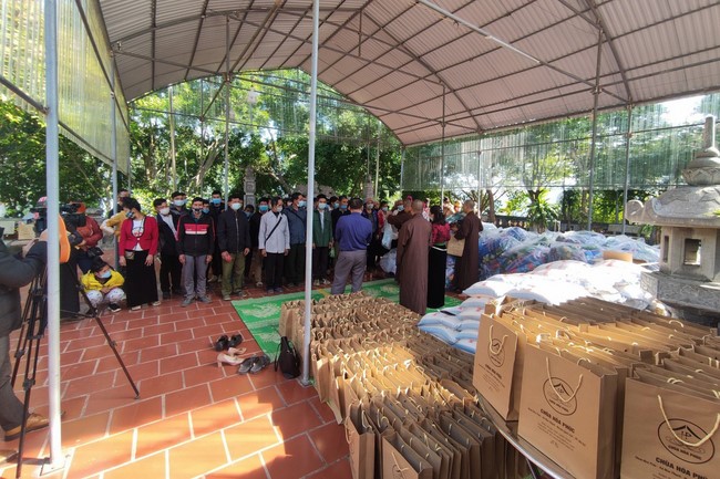 Giving Tet gifts to the ethnic people of Quynh Nhai Cam Lo pagoda.