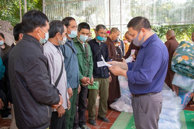 Giving Tet gifts to the ethnic people of Quynh Nhai Cam Lo pagoda.