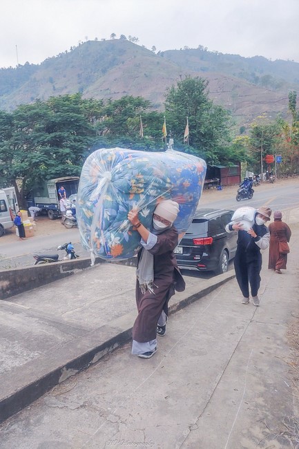 Giving Tet gifts to the ethnic people of Quynh Nhai Cam Lo pagoda.