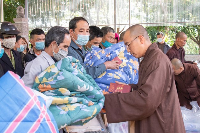 Giving Tet gifts to the ethnic people of Quynh Nhai Cam Lo pagoda.