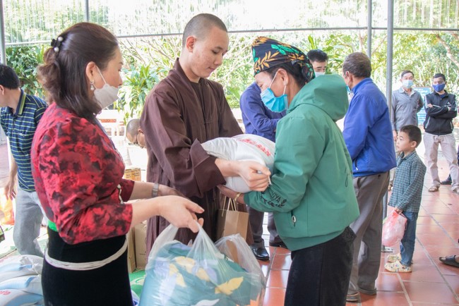 Giving Tet gifts to the ethnic people of Quynh Nhai Cam Lo pagoda.