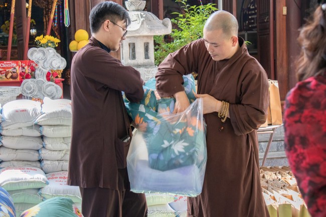 Giving Tet gifts to the ethnic people of Quynh Nhai Cam Lo pagoda.
