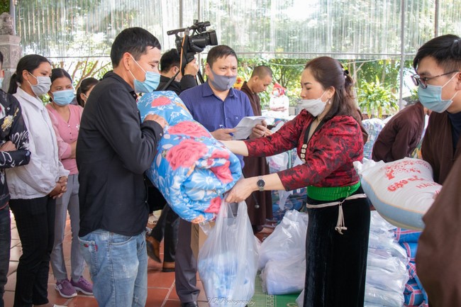 Giving Tet gifts to the ethnic people of Quynh Nhai Cam Lo pagoda.