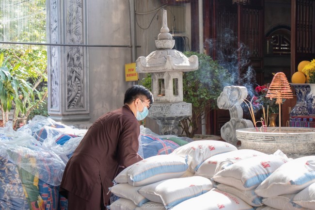 Giving Tet gifts to the ethnic people of Quynh Nhai Cam Lo pagoda.