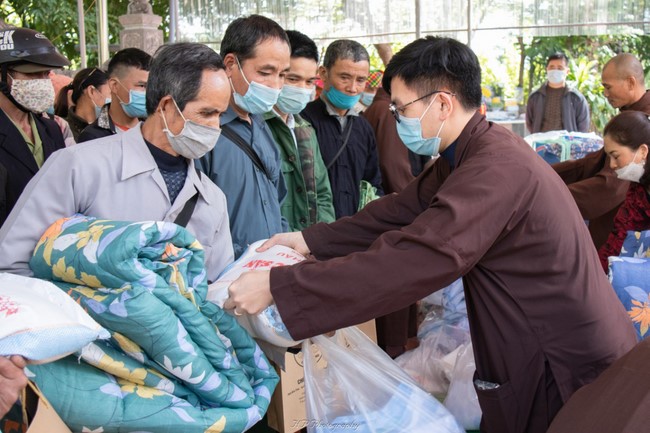 Giving Tet gifts to the ethnic people of Quynh Nhai Cam Lo pagoda.