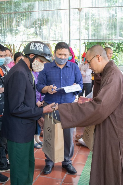 Giving Tet gifts to the ethnic people of Quynh Nhai Cam Lo pagoda.