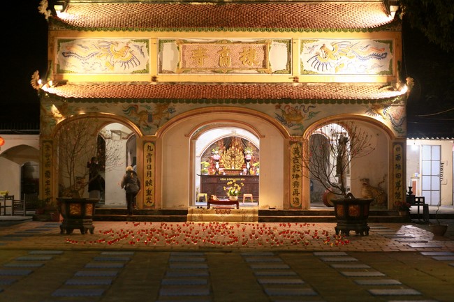 Celebrating enlightened achievement of Bodhisattva Siddhartha and commemorating Covid-19 victims at Dong Cao pagoda