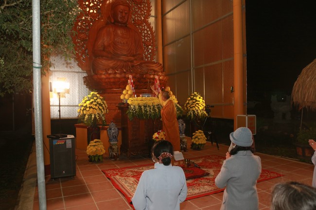 Celebrating enlightened achievement of Bodhisattva Siddhartha and commemorating Covid-19 victims at Dong Cao pagoda