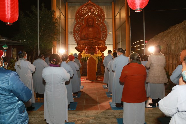 Celebrating enlightened achievement of Bodhisattva Siddhartha and commemorating Covid-19 victims at Dong Cao pagoda