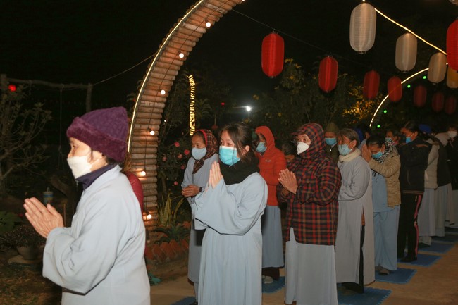 Celebrating enlightened achievement of Bodhisattva Siddhartha and commemorating Covid-19 victims at Dong Cao pagoda