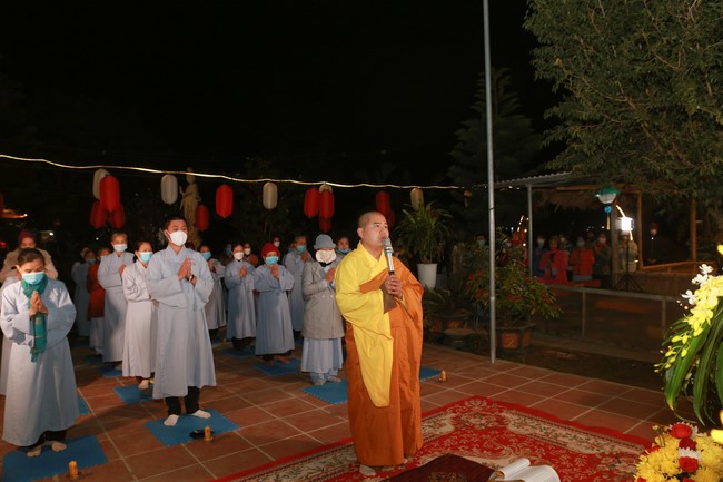 Celebrating enlightened achievement of Bodhisattva Siddhartha and commemorating Covid-19 victims at Dong Cao pagoda
