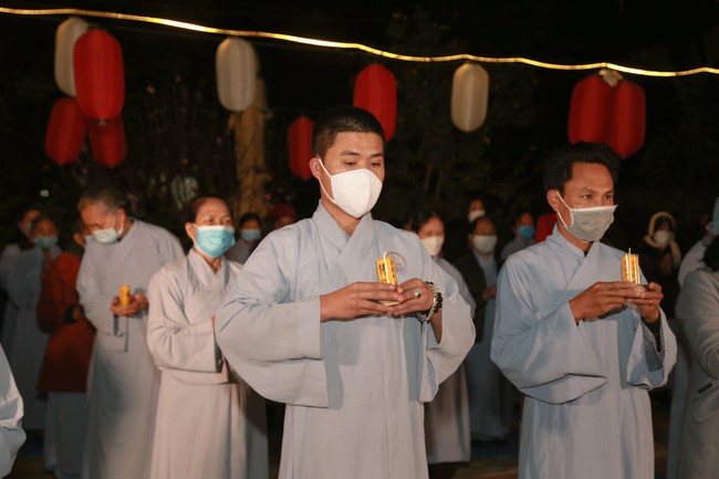 Celebrating enlightened achievement of Bodhisattva Siddhartha and commemorating Covid-19 victims at Dong Cao pagoda