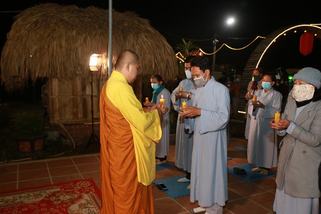 Celebrating enlightened achievement of Bodhisattva Siddhartha and commemorating Covid-19 victims at Dong Cao pagoda