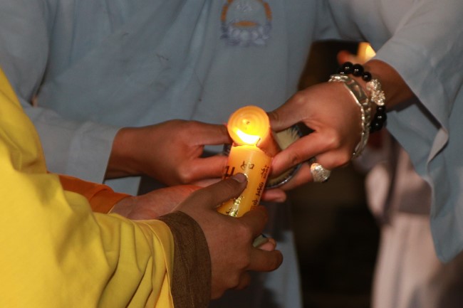 Celebrating enlightened achievement of Bodhisattva Siddhartha and commemorating Covid-19 victims at Dong Cao pagoda