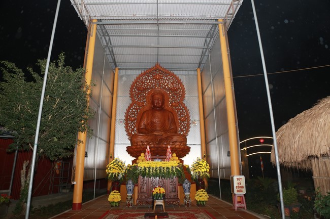 Celebrating enlightened achievement of Bodhisattva Siddhartha and commemorating Covid-19 victims at Dong Cao pagoda